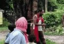 सब्जी चोरी के आरोप में युवक को पेड़ से बांधा:खेत से गोभी ले जाते ग्रामीणों ने देखा था