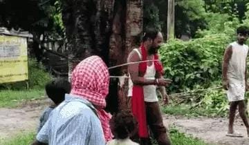 सब्जी चोरी के आरोप में युवक को पेड़ से बांधा:खेत से गोभी ले जाते ग्रामीणों ने देखा था