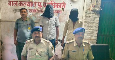 ई-रिक्शा चोरी करने वाले दो बदमाश गिरफ्तार:मंदिर के बाहर से हुई थी चोरी