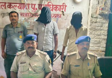 ई-रिक्शा चोरी करने वाले दो बदमाश गिरफ्तार:मंदिर के बाहर से हुई थी चोरी