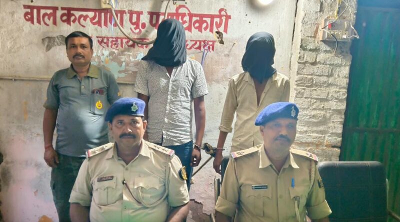 ई-रिक्शा चोरी करने वाले दो बदमाश गिरफ्तार:मंदिर के बाहर से हुई थी चोरी