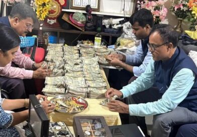 ADM के घर मिले 79 लाख कैश-3 करोड़ की प्रॉपर्टी:48 महंगी घड़ियां, 250g सोने-चांदी के जेवर, बेगूसराय में छापेमारी 
