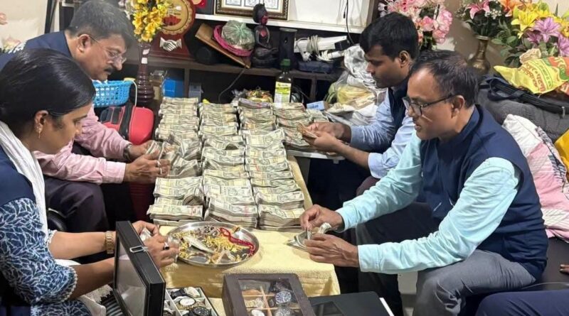 ADM के घर मिले 79 लाख कैश-3 करोड़ की प्रॉपर्टी:48 महंगी घड़ियां, 250g सोने-चांदी के जेवर, बेगूसराय में छापेमारी 