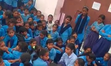 समस्तीपुर- एक साथ तीन शिक्षकों के ट्रांसफर पर भड़के छात्र:स्कूल में तालाबंदी कर किया हंगामा 