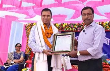 सरायरंजन में प्रधानाध्यापक को विदाई:अखिलेश ठाकुर की सेवानिवृत्ति पर सम्मान समारोह