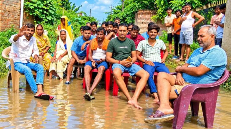 दलसिंहसराय:जलजमाव पर ग्रामीणों का फूटा गुस्सा, पानी में उतरकर किया प्रदर्शन