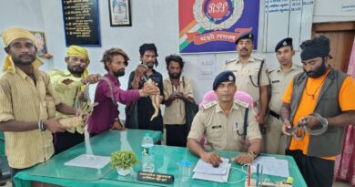 जनसेवा एक्सप्रेस में सांप दिखाकर यात्रियों से पैसे मांगने वाले 06 सपेरा गिरफ्तार जनसेवा एक्सप्रेस में सांप दिखाकर यात्रियों से पैसे मांगने वाले 06 सपेरा गिरफ्तार