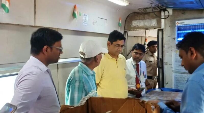 संपर्क क्रांति एक्सप्रेस की पैंट्री कार की जांच, भोजन और स्वच्छता का लिया जायजा