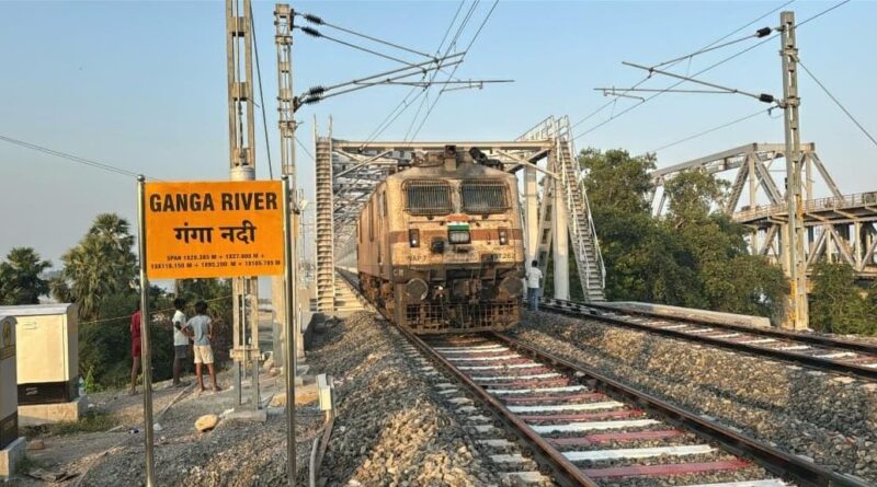 डबल लाईन पुल एवं राजेन्द्र पुल-हाथीदह का निरीक्षण संपन्न,पुल पर से गुजरी ट्रेन 