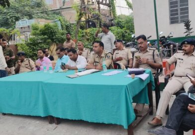 दुर्गापूजा को लेकर थाना परिसर में शांति समिति की बैठक,DJ पर रोक,पूजा पंडाल में CCTV लगाना जरूरी दुर्गापूजा को लेकर थाना परिसर में शांति समिति की बैठक,DJ पर रोक,पूजा पंडाल में CCTV लगाना जरूरी