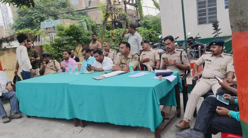 दुर्गापूजा को लेकर थाना परिसर में शांति समिति की बैठक,DJ पर रोक,पूजा पंडाल में CCTV लगाना जरूरी दुर्गापूजा को लेकर थाना परिसर में शांति समिति की बैठक,DJ पर रोक,पूजा पंडाल में CCTV लगाना जरूरी