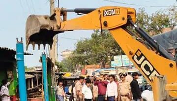 Samastipur:सिंघिया घाट बाजार में अतिक्रमण पर चला बुलडोजर:जाम की समस्या से मिलेगी राहत