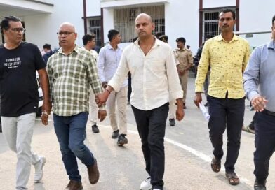 घूस लेते GST के असिस्टेंट कमिश्नर-डाटा ऑपरेटर अरेस्ट:खिड़की से फेंकी नोटों की गड्डी