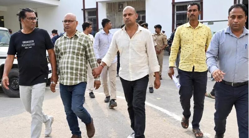 घूस लेते GST के असिस्टेंट कमिश्नर-डाटा ऑपरेटर अरेस्ट:खिड़की से फेंकी नोटों की गड्डी