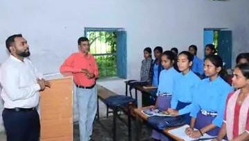डीएम ने बच्चों को पढ़ाया गणित:’स्मार्ट क्लास’ और ‘शिक्षा साथी’ ऐप के इस्तेमाल पर दिया जोर