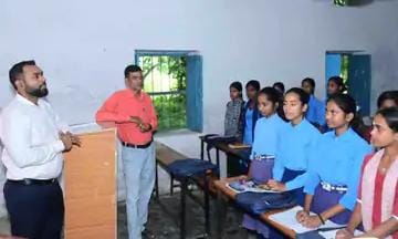 डीएम ने बच्चों को पढ़ाया गणित:’स्मार्ट क्लास’ और ‘शिक्षा साथी’ ऐप के इस्तेमाल पर दिया जोर