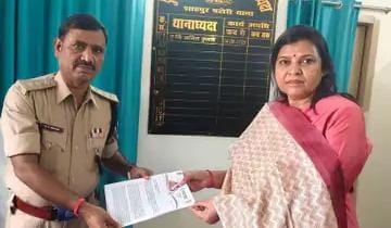 समस्तीपुर:पुलिस का डंडा लेकर युवक की पिटाई का मामला:पूर्व विधायक ने डीएसपी सौंपा ज्ञापन