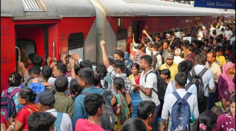 गुजरात में गांव चलो आंदोलन-बिहार लौट रहे 10 लाख मजदूर:सूरत रेलवे स्टेशन पर लंबी लाइन