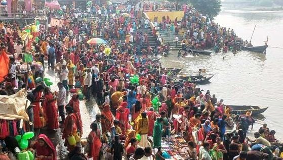 शारदीय नवरात्र में कलश स्थापना को लेकर झमटिया गंगा घाट पर जुटी लोगों की भीड़