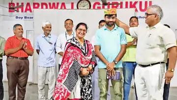 यूपीएससी चयन के बाद आईआरएस बने कृष्णा का स्वागत