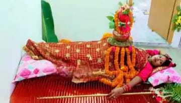 समस्तीपुर में नवरात्र पर महिला की अनोखी आस्था: कीलों पर लेटकर कर रहीं साधना