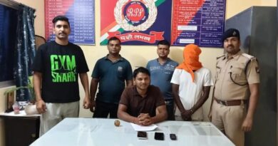 चलती ट्रेन की खिड़की से लटककर मोबाइल छीनने वाला शातिर गिरफ्तार,3 मोबाइलों संग दबोचा
