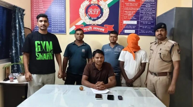 चलती ट्रेन की खिड़की से लटककर मोबाइल छीनने वाला शातिर गिरफ्तार,3 मोबाइलों संग दबोचा