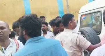 हाजीपुर में मोबाइल चुराकर भाग रहा युवक पकड़ा गया:पिटाई के बाद पुलिस को सौंपा