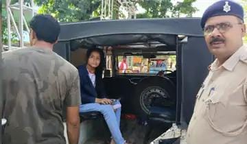 हादसे ने रोकी राह, पुलिस ने बीए की छात्रा निधि को पहुंचाया परीक्षा सेंटर