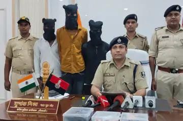 वैशाली में 21.9 ग्राम स्मैक के साथ 3 तस्कर गिरफ्तार:कैश और बाइक भी मिली