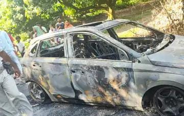 चलती कार में लगी आग, चालक झुलसा:स्थानीय लोगों और पुलिस ने आग पर काबू पाया