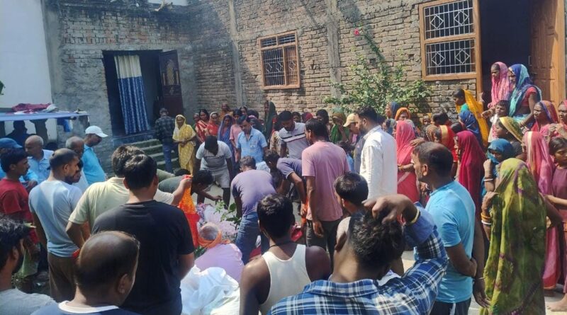 सड़क हादसे में बैंककर्मी की हुई दर्दनाक मौत,भाई और दोस्त गंभीर,चोरो ने घर से 4 लाख के आभूषण किया चोरी