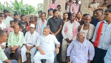 डिप्टी सीएम बढ़ौना में पीड़ित परिवार से मिलें:बच्चे की हत्या पर ग्रामीणों में गुस्सा,कार्रवाई की मांग