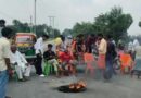 ढाबा संचालक को गोली मारने के विरोध में सड़क जाम:किया हंगामा, बुलडोजर कार्रवाई की मांग