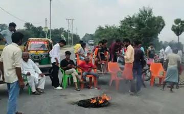 ढाबा संचालक को गोली मारने के विरोध में सड़क जाम:किया हंगामा, बुलडोजर कार्रवाई की मांग
