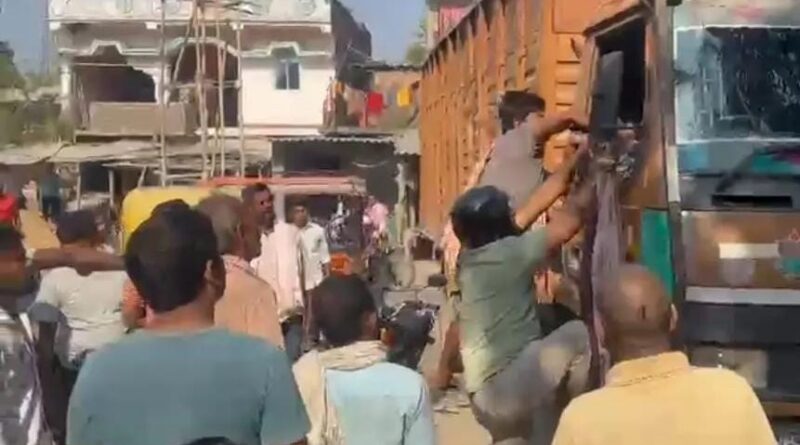 समस्तीपुर में नशे में ट्रक चलाने का आरोप, ग्रामीणों ने चालक को पकड़कर पीटा