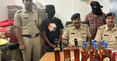 हाजीपुर रेलवे स्टेशन पर 10 लीटर विदेशी शराब के साथ दो तस्कर गिरफ्तार