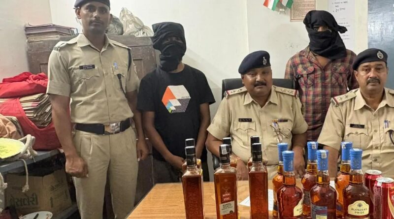 हाजीपुर रेलवे स्टेशन पर 10 लीटर विदेशी शराब के साथ दो तस्कर गिरफ्तार