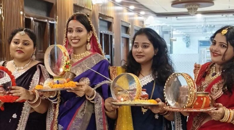 सुहागिनों ने निर्जला उपवास के बाद चंद्र देव की उपासना कर खोला व्रत