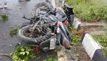 बाइक डिवाइडर से टकराई, दो युवक घायल:ताजपुर-बख्तियारपुर फोरलेन पर हादसा
