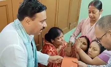 “कोलकाता भगदड़:मुजफ्फरपुर पहुंचे मंत्री,मृतक के परिजन से मिले:50 लाख का सौंपा चेक